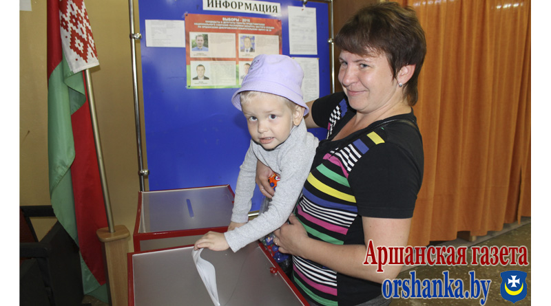 Участок для голосования №44,  голосует Наталья Коломиец с сыном Костей 