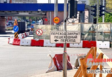 В Орше под путепроводом на ул. Мира частично закрыт проход для пешеходов В Орше под путепроводом на ул. Мира частично закрыт проход для пешеходов