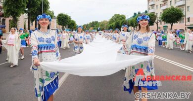 Фестиваль «Поле кветак» в Орше продолжился масштабным шествием «Льняная река» | фото