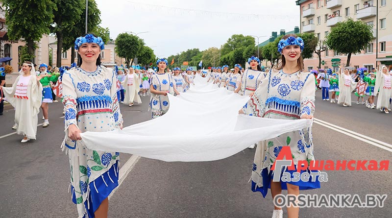 Фестиваль «Поле кветак» в Орше продолжился масштабным шествием «Льняная река» | фото