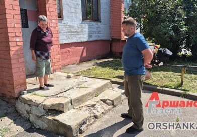 Что не так с крыльцом дома № 170 по ул. Владимира Ленина в Орше Что не так с крыльцом дома № 170 по ул. Владимира Ленина в Орше