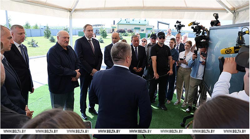 Александр Лукашенко посещает сельхозпредприятие «Устье» в Оршанском районе Александр Лукашенко посещает сельхозпредприятие «Устье» в Оршанском районе