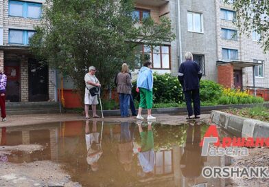 Когда исчезнет лужа во дворе дома № 13 по ул. Парковой в Барани Когда исчезнет лужа во дворе дома № 13 по ул. Парковой в Барани
