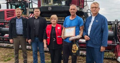 Депутат Александр Михно побывал в полях и поздравил передовиков жатвы Депутат Александр Михно побывал в полях и поздравил передовиков жатвы