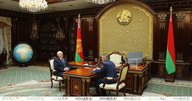 Александр Лукашенко принял с докладом председателя Государственного таможенного комитета Владимира Орловского Александр Лукашенко принял с докладом председателя Государственного таможенного комитета Владимира Орловского