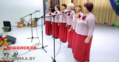 Любительский коллектив «Вечарніцы» из Смольян поет для сельчан