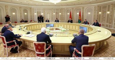 Александр Лукашенко ставит задачу во что бы то ни стало преодолеть планку в $1 млрд в торговле с Брянской областью Александр Лукашенко ставит задачу во что бы то ни стало преодолеть планку в $1 млрд в торговле с Брянской областью